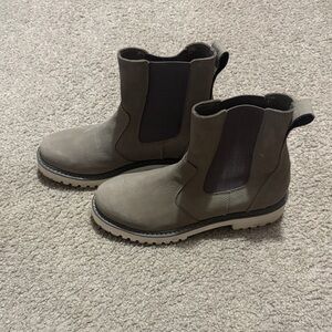 LL Bean Women’s  Brown Chelsea Boots Size 11